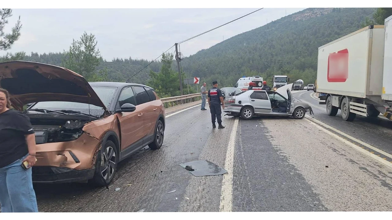 Bilecik'te tır ve iki otomobilin karıştığı kazada 2 kişi yaralandı