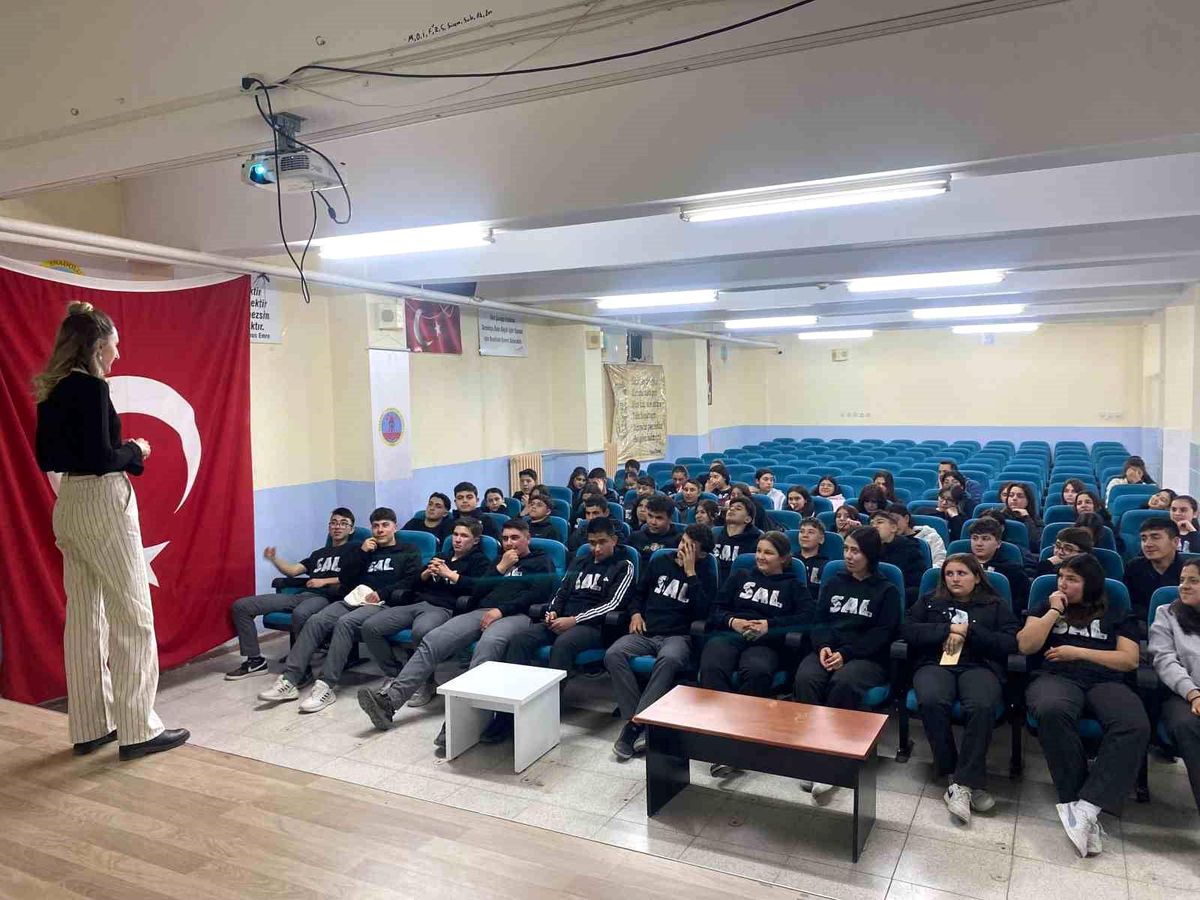 Selendi'de liseliler yapay zeka ile geleceğe hazırlandı