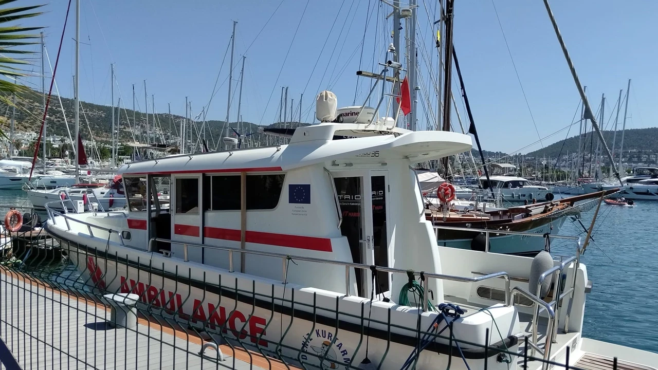 Bodrum'da teknede fenalaşan yolcu deniz ambulansıyla kıyıya ulaştırıldı