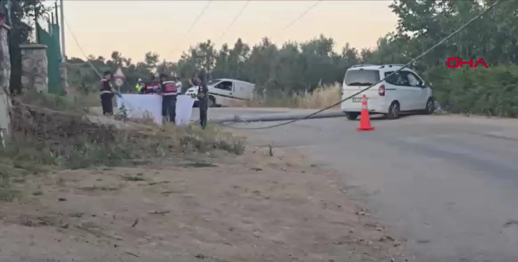 Kaza yapan sürücüye yardıma giderken elektrik akımına kapılıp öldü