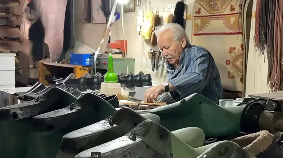 Dokuz yaşında çırak olarak başladığı mesleğini 63 yıldır aşkla sürdürüyor