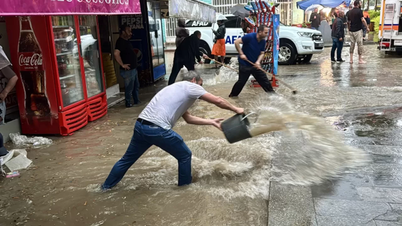 Kırşehir'de sağanak kabusa döndü: Cadde ve sokaklar sular altında