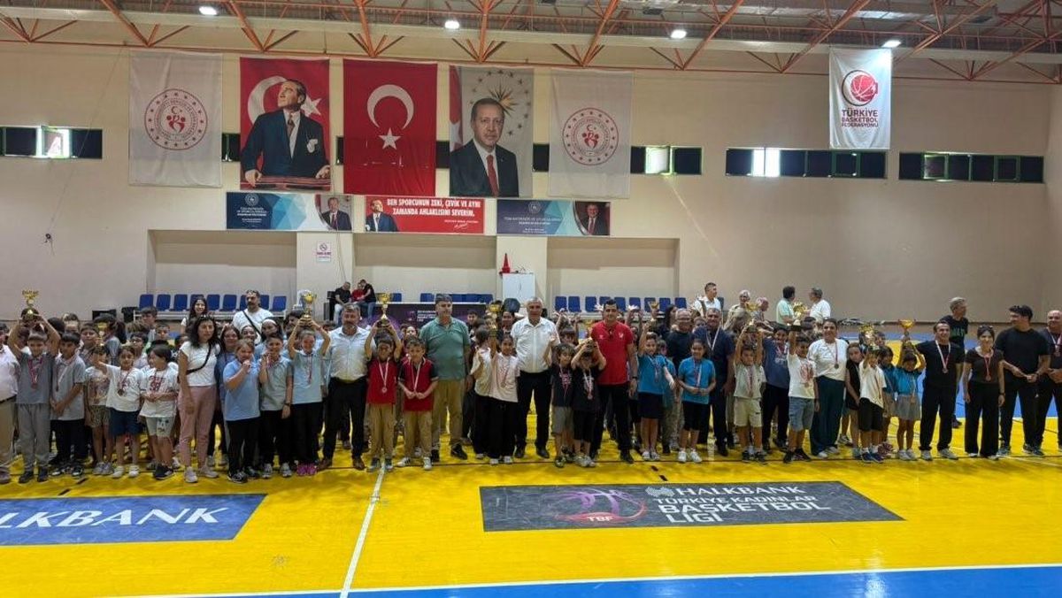 Burhaniye'de Geleneksel Çocuk Oyunlarında dereceye girenlere ödülleri verildi