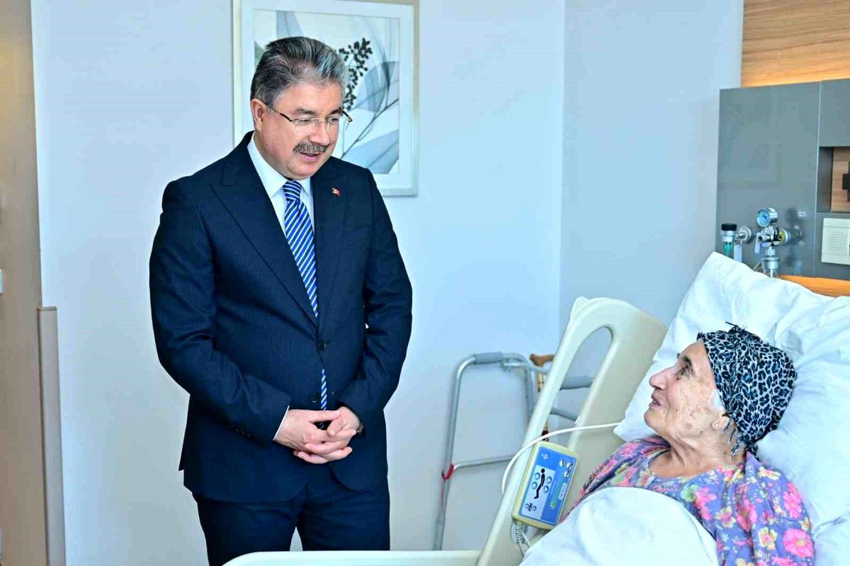 Vali Dr. Erdinç Yılmaz'dan şehit annesine hastanede ziyaret