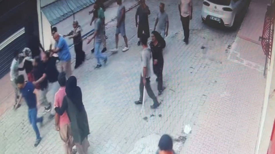 2 polis memuru ve 7 kişi yaralanmıştı... O kavganın görüntüleri ortaya çıktı