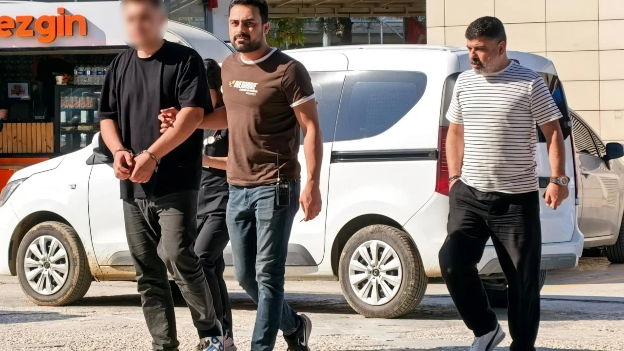 Arkadaşını silahla tehdit edip borcunu ödetti