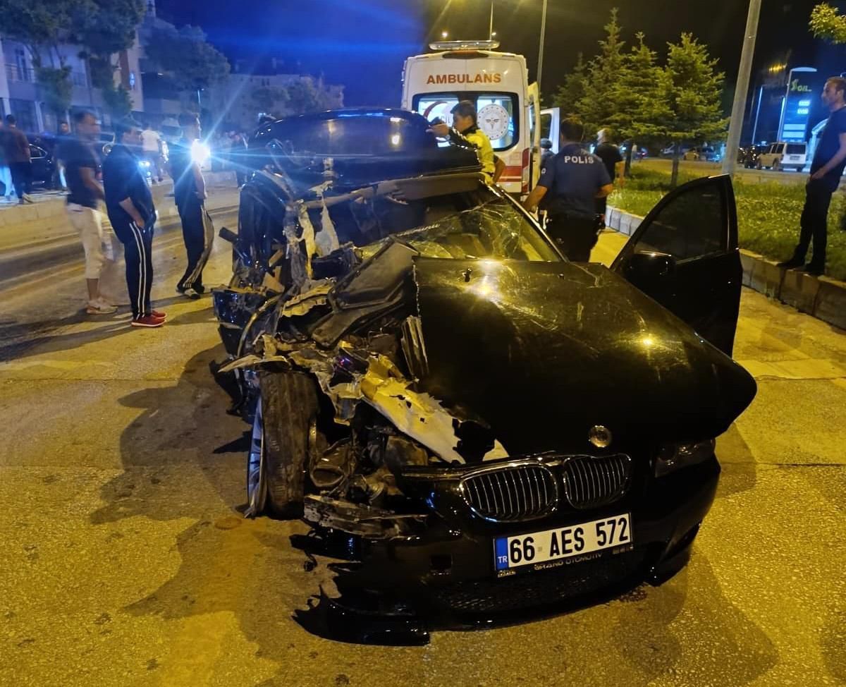 Minibüs ve otomobil çarpıştı: 2 kişi yaralandı