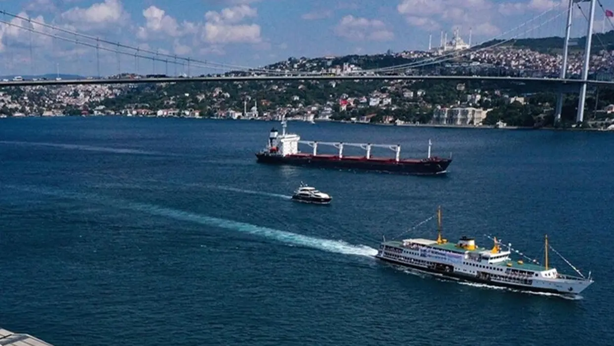 İstanbul Boğazı'nda gemi trafiği çift yönlü durduruldu