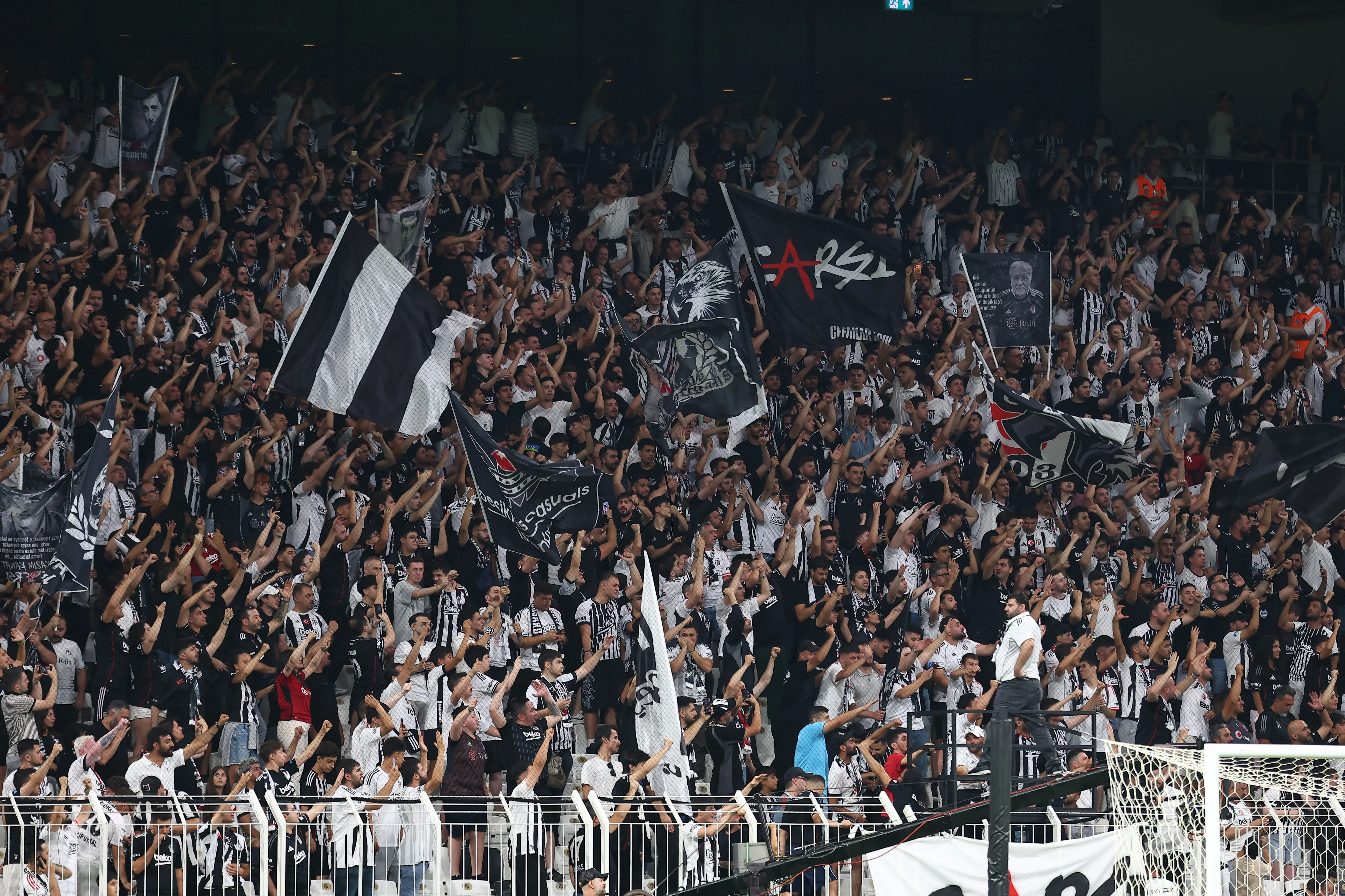 Beşiktaş taraftarı, 75 gün sonra Tüpraş Stadı'nda takımına kavuştu