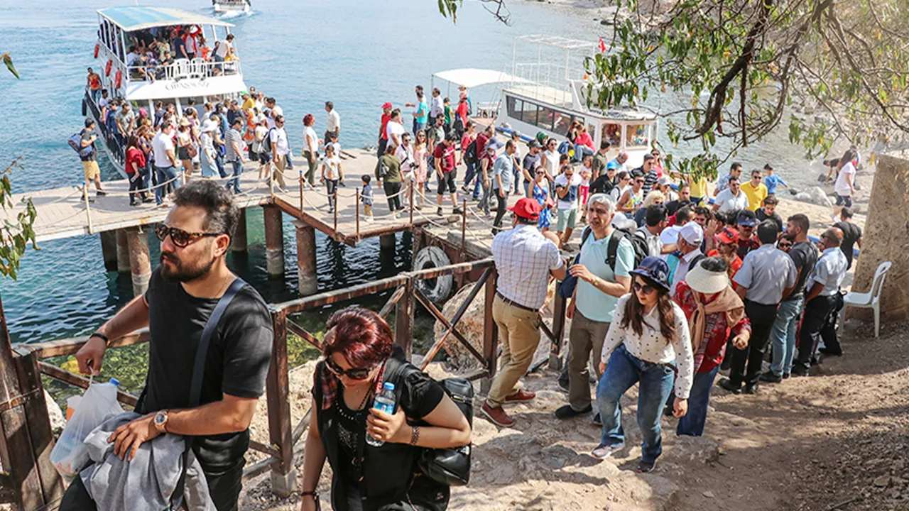 Burası ne Akdeniz ne Ege! Oteller yüzde 100 doldu, esnaf bayram ediyor