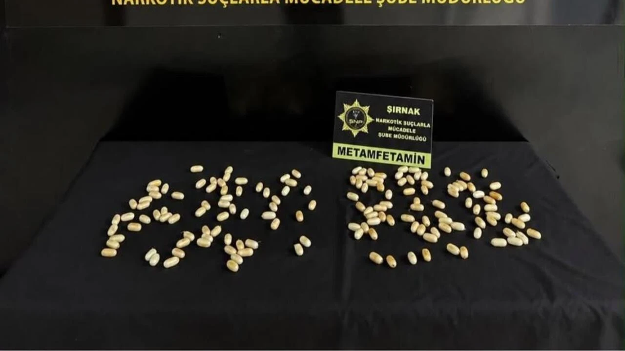 151 parça halinde yutmuşlar… Midelerinden yaklaşık 1 kilo metamfetamin çıktı
