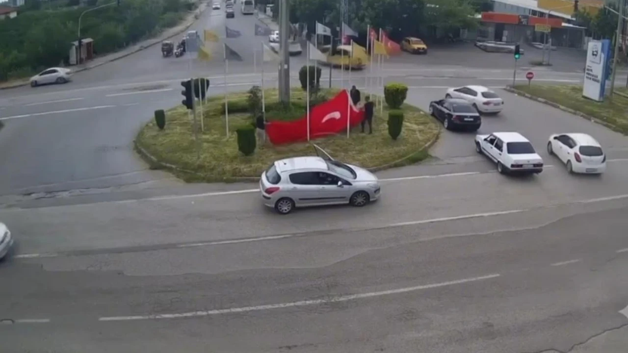 Rüzgarda ipi kopan Türk bayrağını vatandaşlar korudu