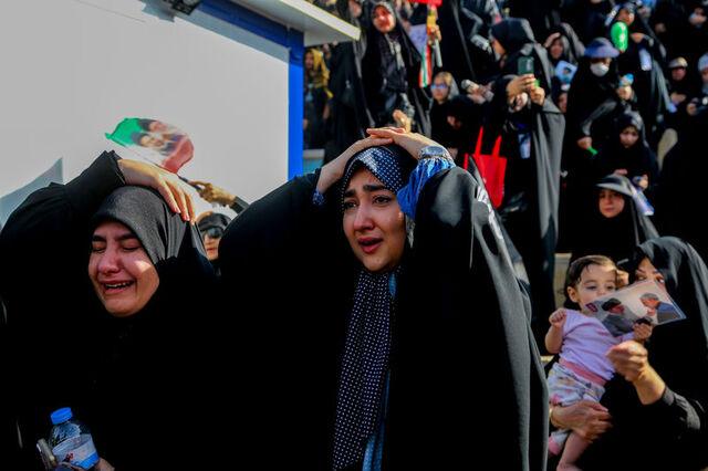 Binlerce kişi toplandı! İran’ın eski lideri Hamaney için Tahran'da veda töreni