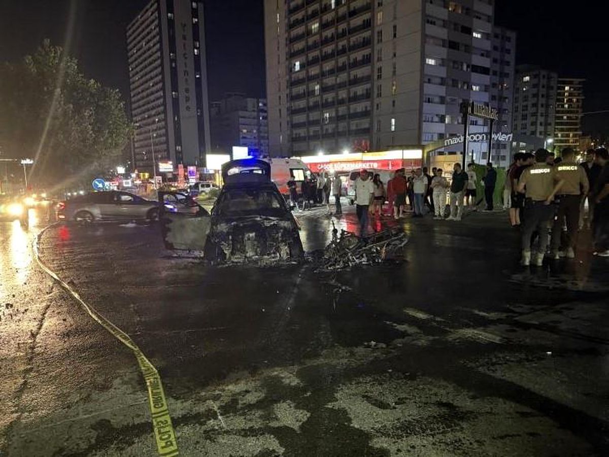Esenyurt'ta otomobil ile motosiklet çarpıştı: Araçlar alevlere teslim oldu