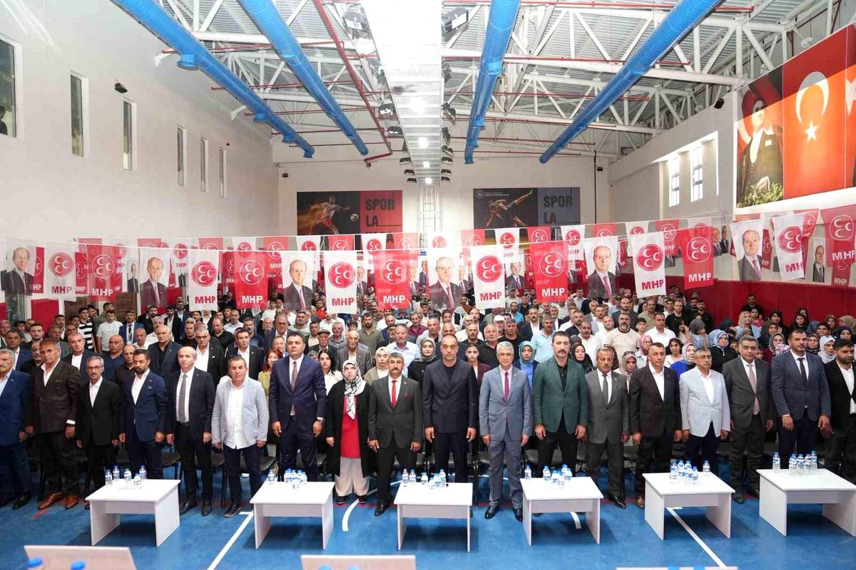 MHP'de ilçe kongreleri devam ediyor; Pasinler'de Erkan Yağar güven tazeledi
