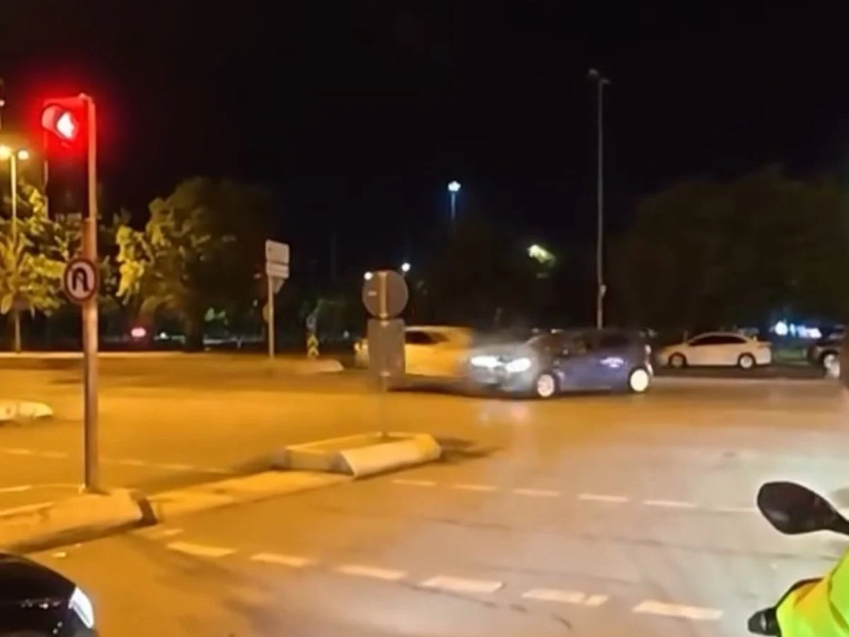 İstanbul'da çarpışan otomobiller alev aldı