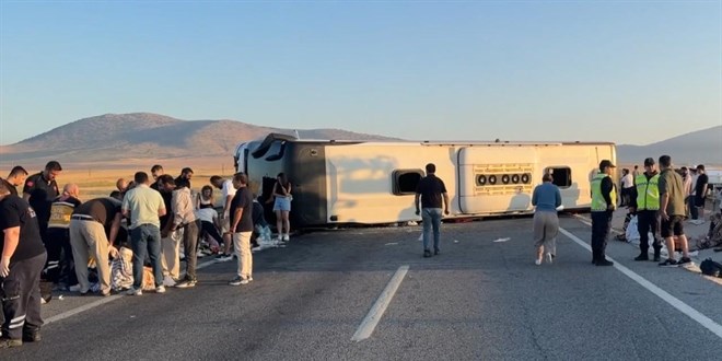 Kütahya'da yolcu otobüsü bariyerlere çarpıp devrildi: 31 yaralı