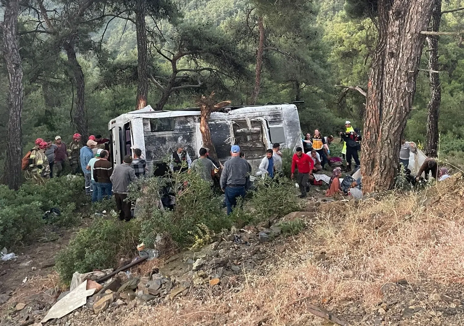 İşçi servisi devrildi: 1 ölü 11 yaralı