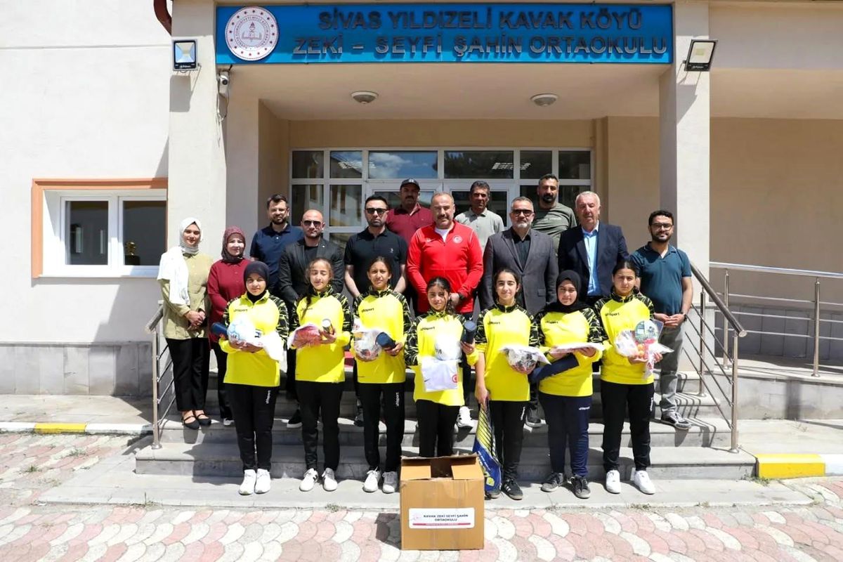 Sivas'ta spor yapan okullara malzeme desteği