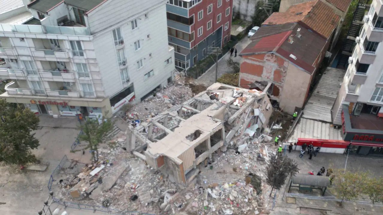 4 kişinin öldüğü çöken binanın çevresindeki yapıların yıkımına başlandı