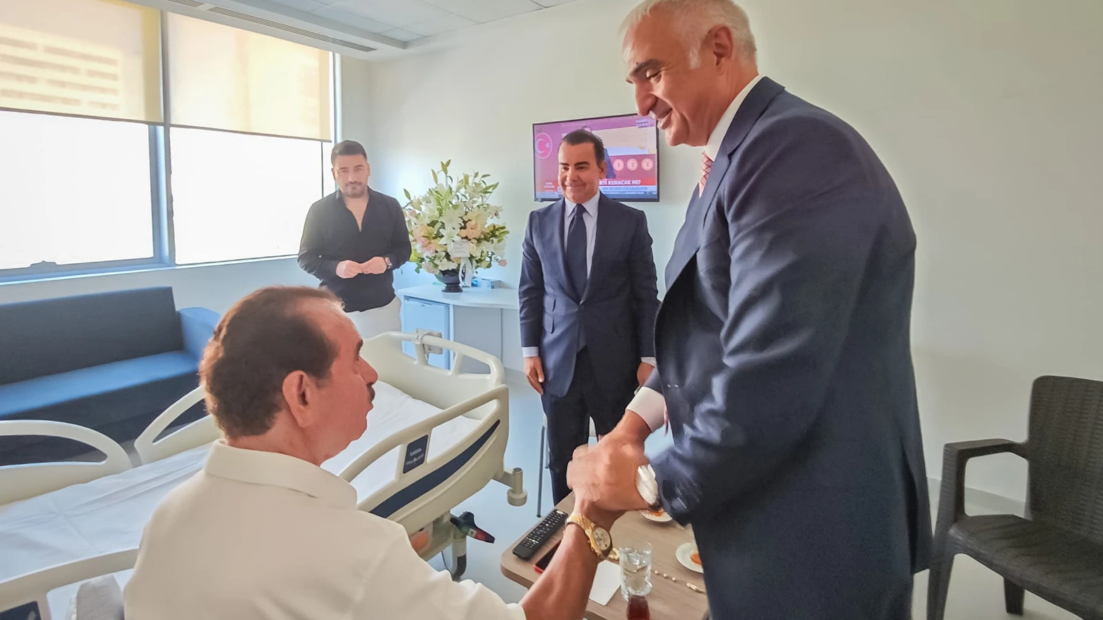 Bakan Ersoy'dan İbrahim Tatlıses'e geçmiş olsun ziyareti