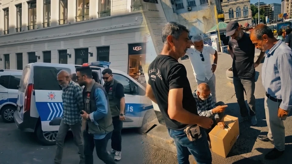 Galata Köprüsü'nde dolandırıcılık deşifre oldu: 80'lerin tezgâhıyla 2 kişi gözaltında | Gündem Haberleri
