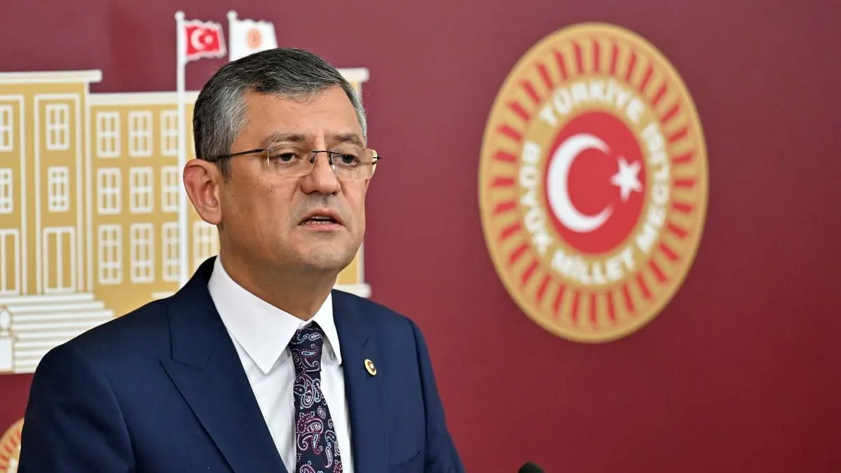 Özgür Özel'den traktör pozuyla yine aynı pişkinlik: Yeni Parti logosu ve afişinde pes dedirten detaylar! Alay konusu oldu
