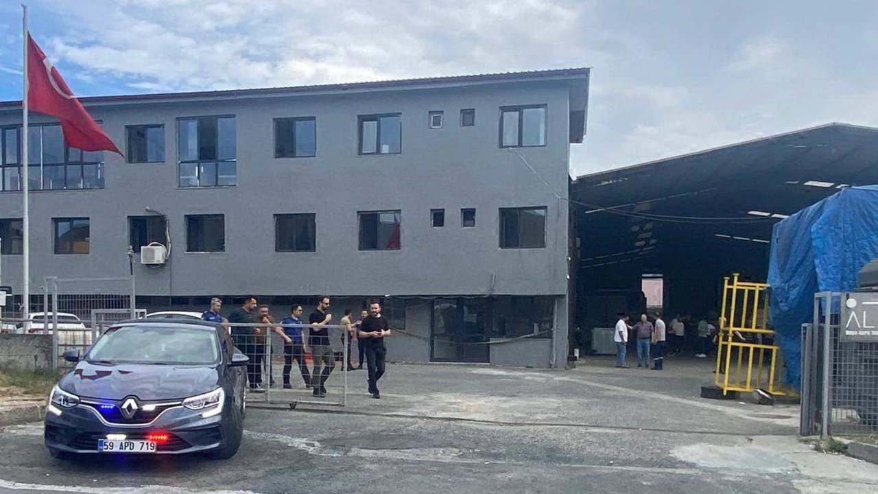 Fabrikada silah sesleri: 1 ölü
