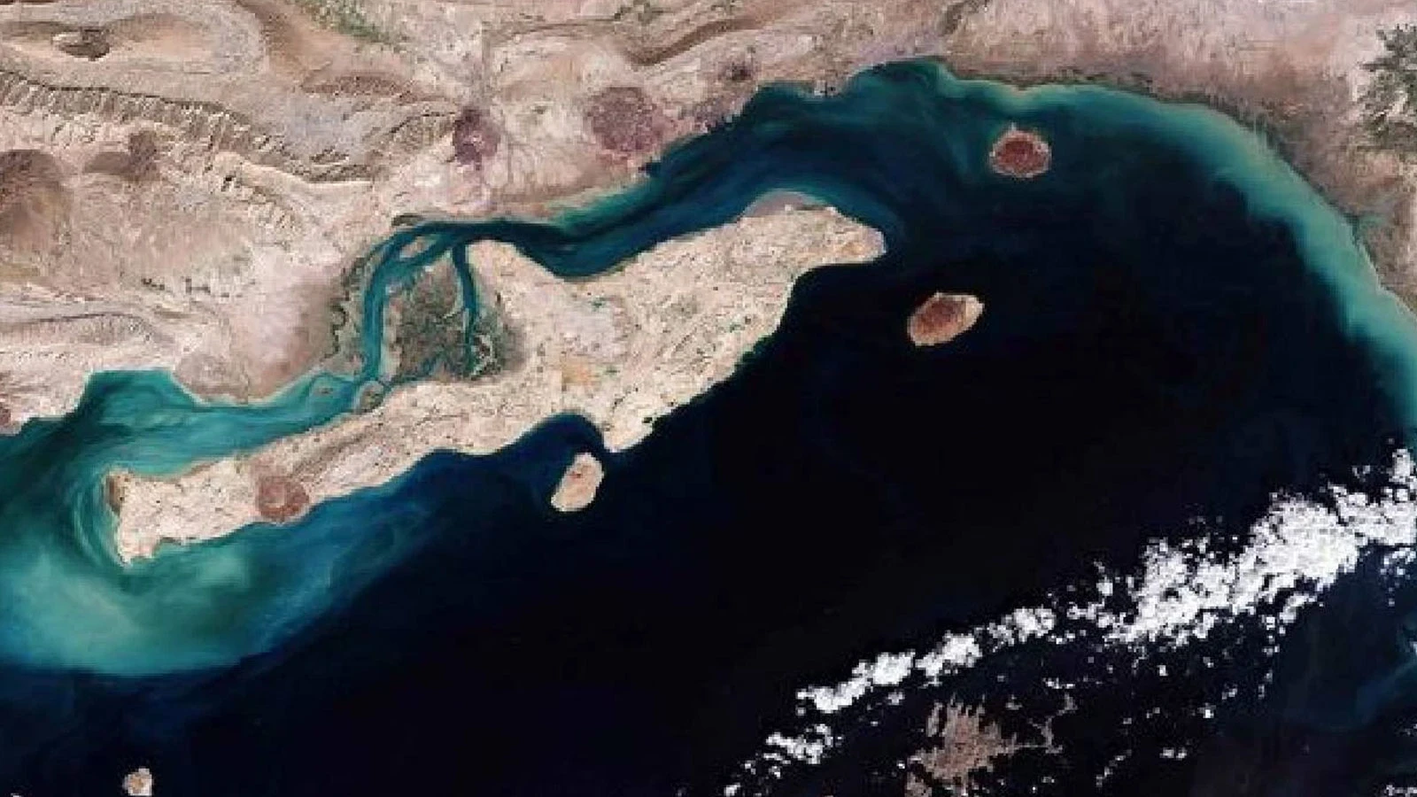 ABD'den Hürmüz Boğazı'ndaki Keşm Adası yakınlarına saldırı