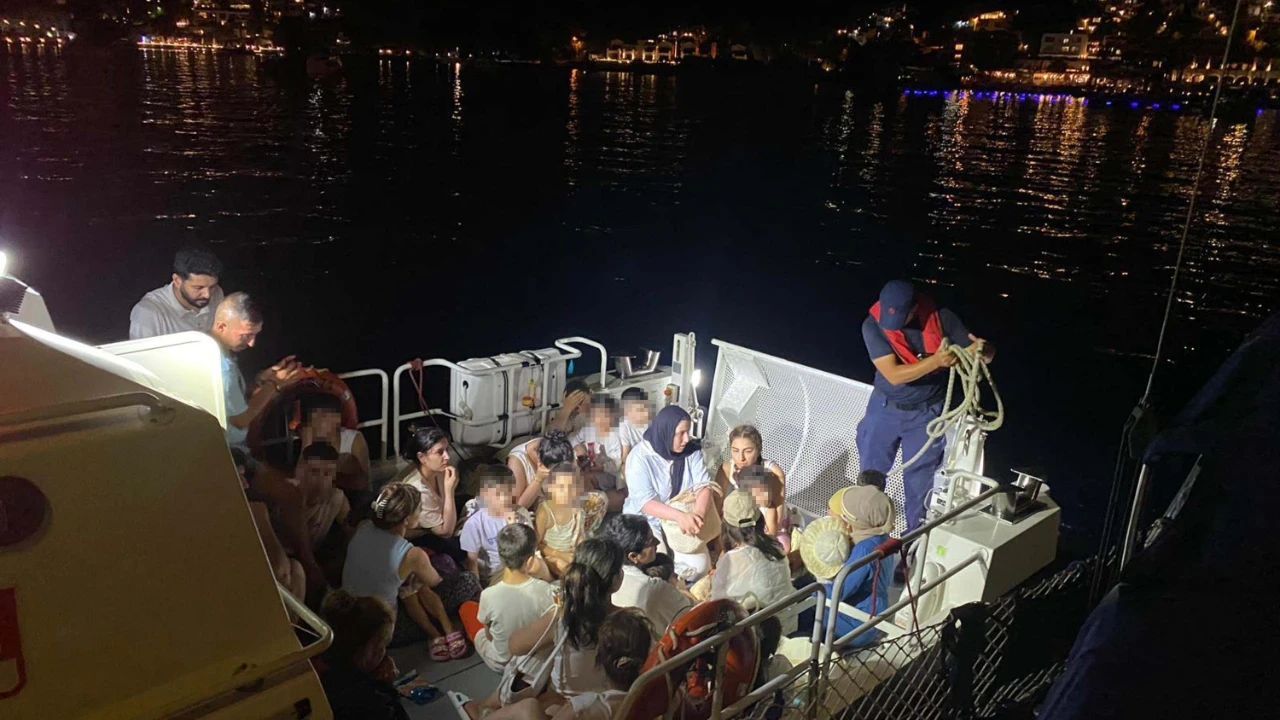 Yelkenli tekmede 40 göçmen yakalandı