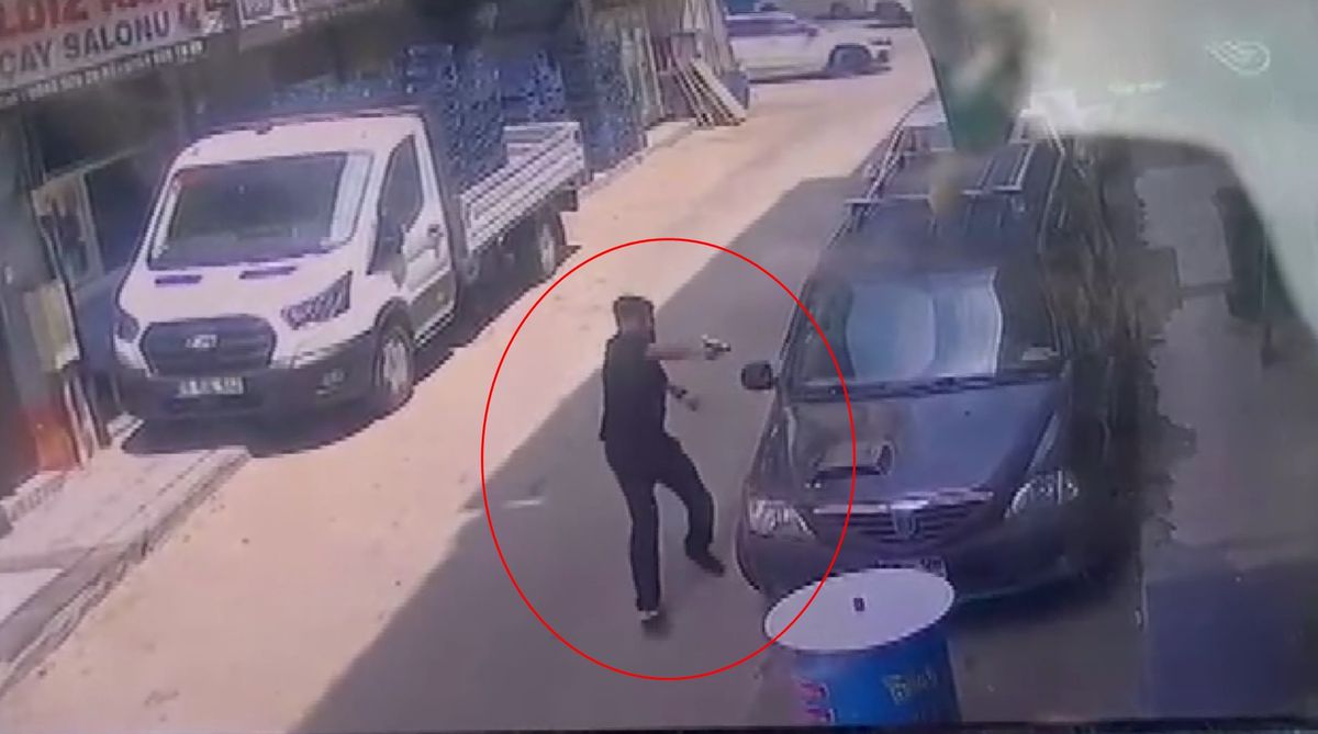 Bursa'da silahlı saldırı anı kamerada: 2 yaralı