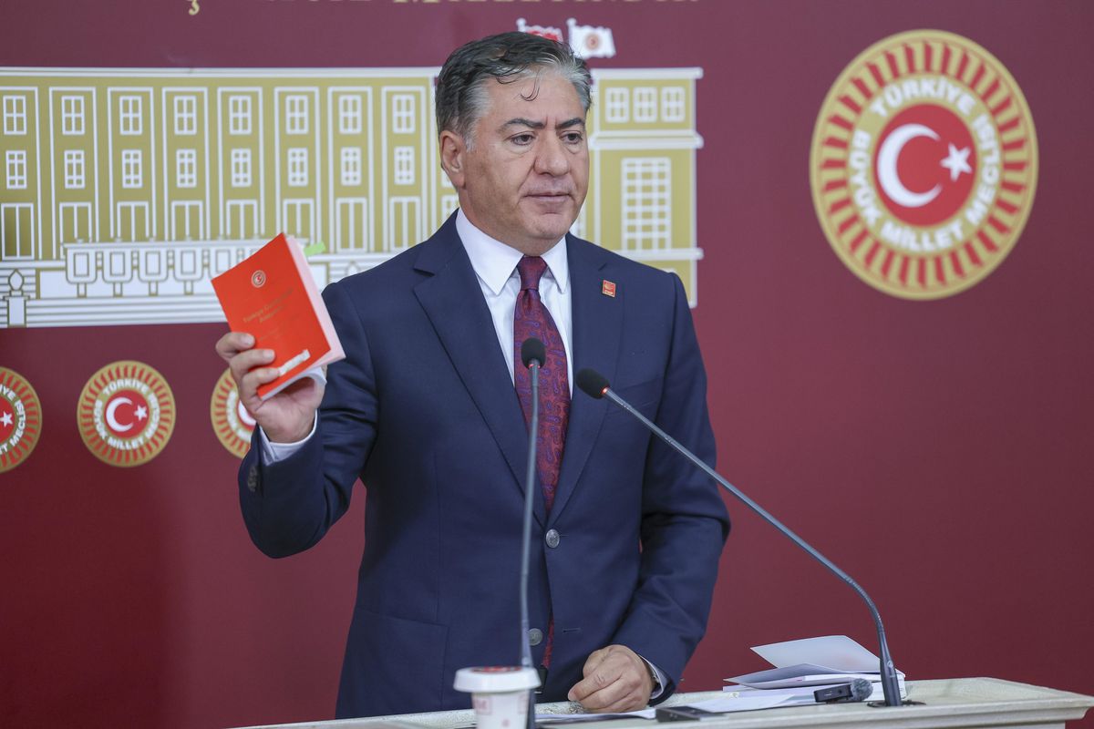 CHP'de grup toplantısı iptali ve kurultay gerilimi