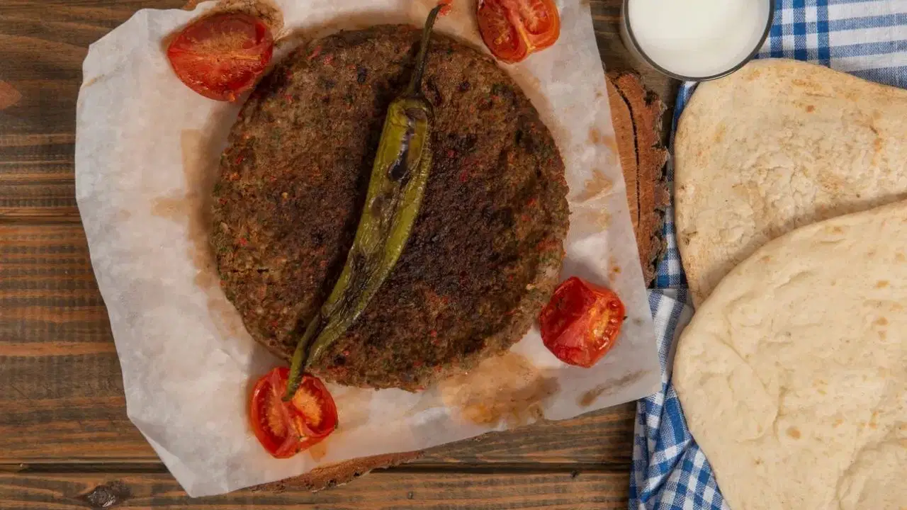 Lokanta usulü yumuşacık bir ziyafet: Kendi buharında pişen sebzeli Kağıt Kebabı tarifi...