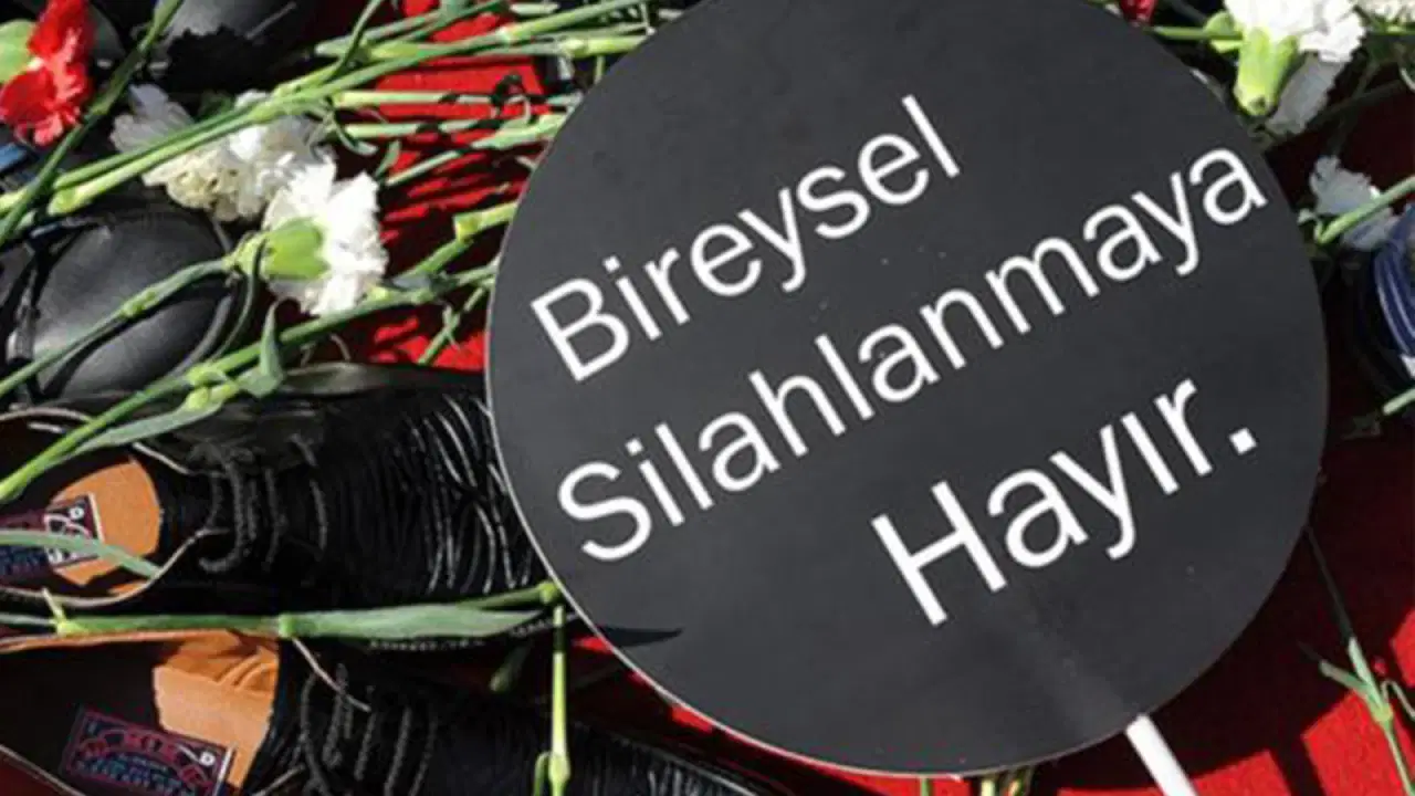 Evinin balkonundayken düğünde açılan ateşte göğsünden vurulan kadın öldü