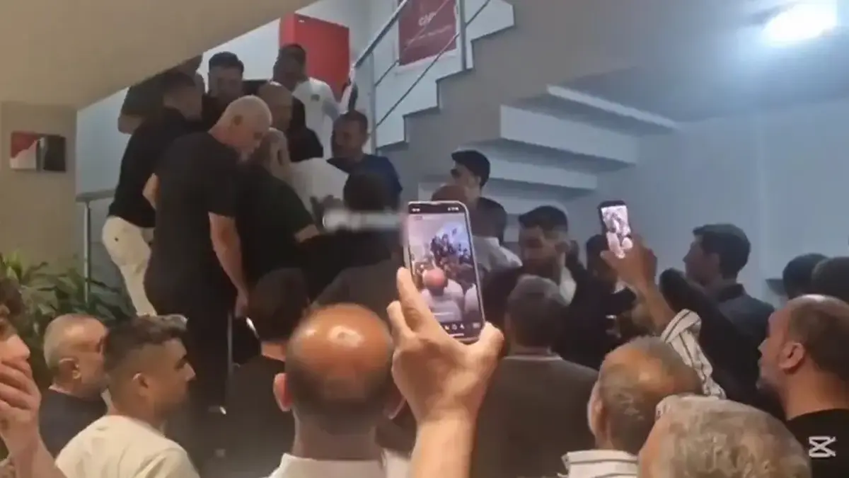 CHP İzmir İl Başkanlığı’nda iki grup arasında arbede