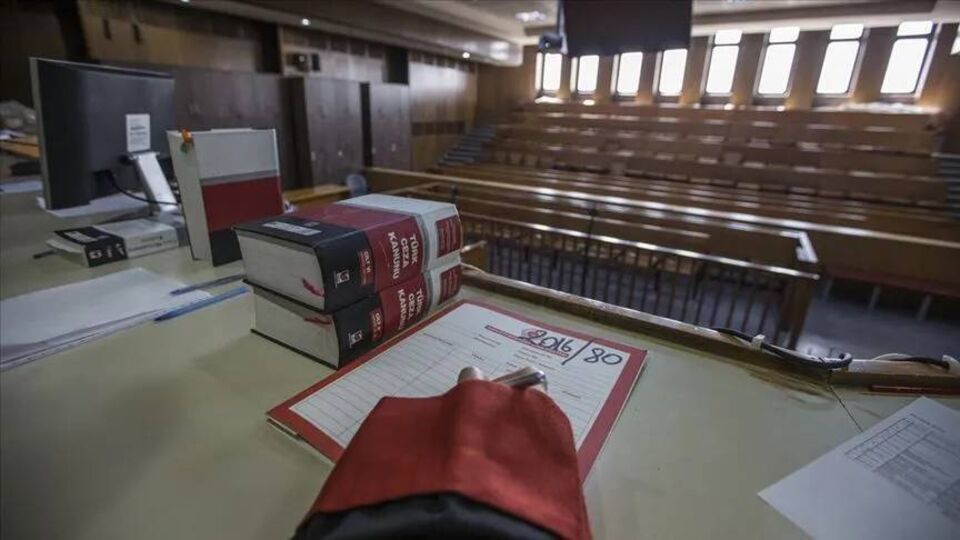 İzmir'de "rüşvet almak" suçundan yargılanan 2 memura hapis cezası