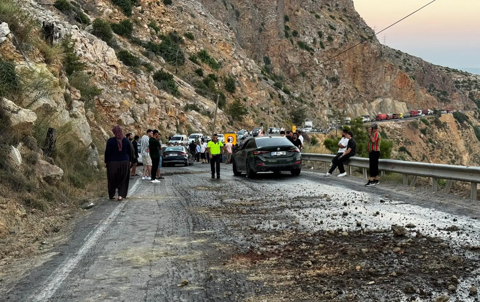 Mersin'de zincirleme kaza... Mazot dökülen yolda 4 araç birbirine girdi