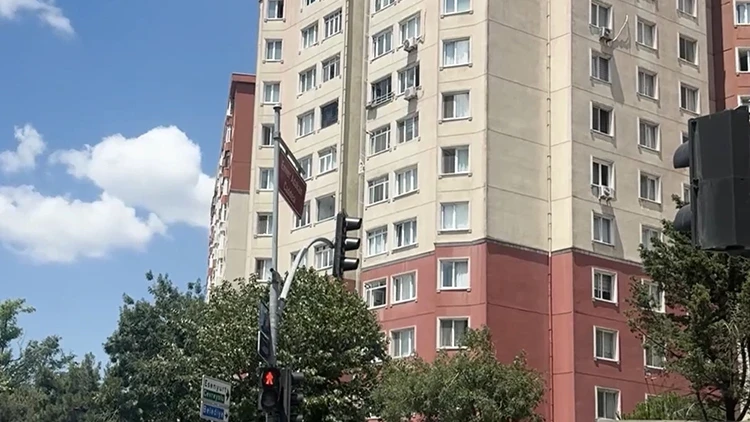 Beylikdüzü'nde 23 yaşındaki genç ailesiyle yaşadığı evde ölü bulundu