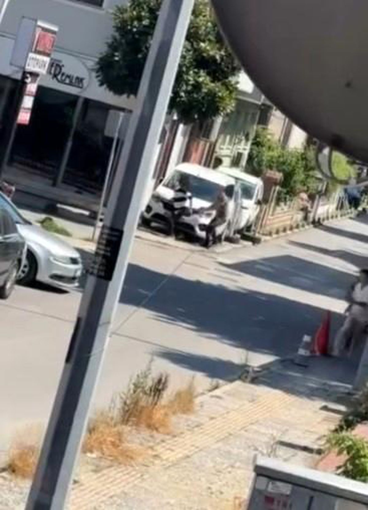 Eşini rahatsız ettiğini öne sürdüğü kişiyi bacağından vurdu