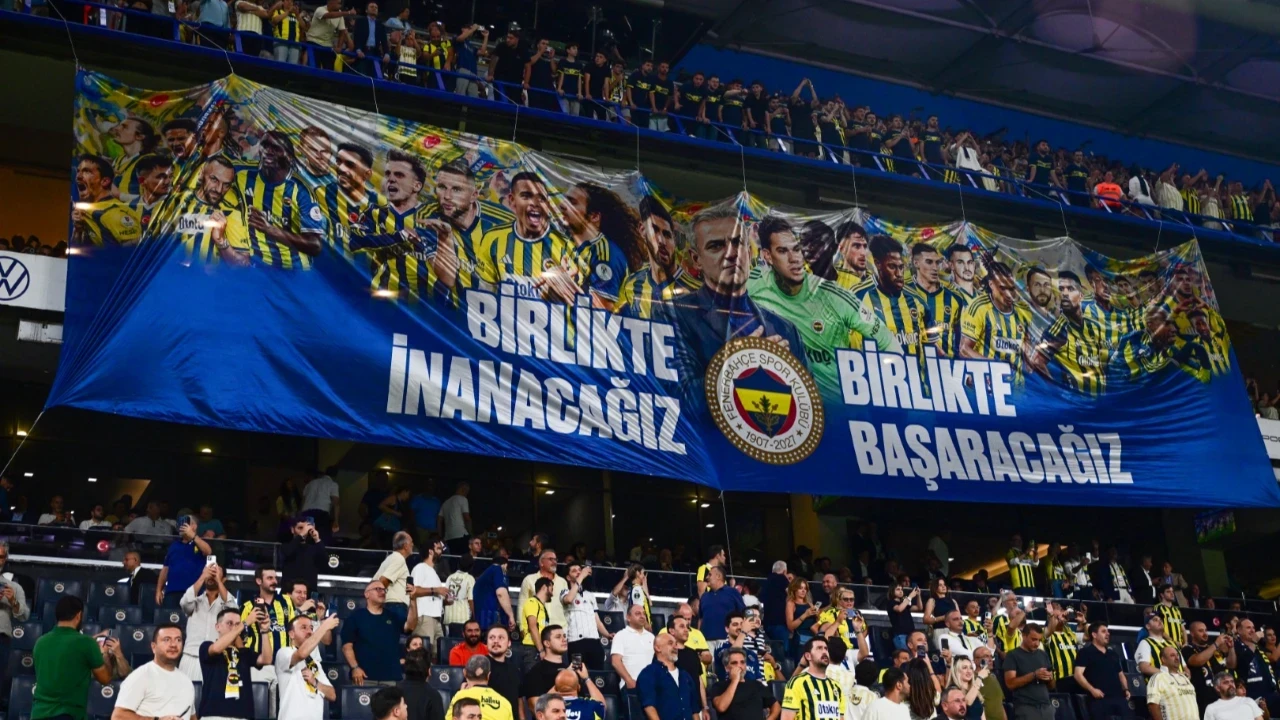 Fenerbahçe taraftarından Aziz Yıldırım'a sevgi gösterisi