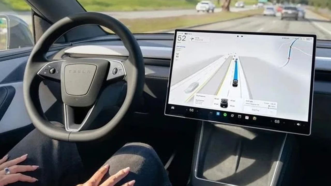 Otomotivde yapay zekâ kişiselleşiyor: Tesla FSD sürücülerin alışkanlıklarını hafızaya alacak