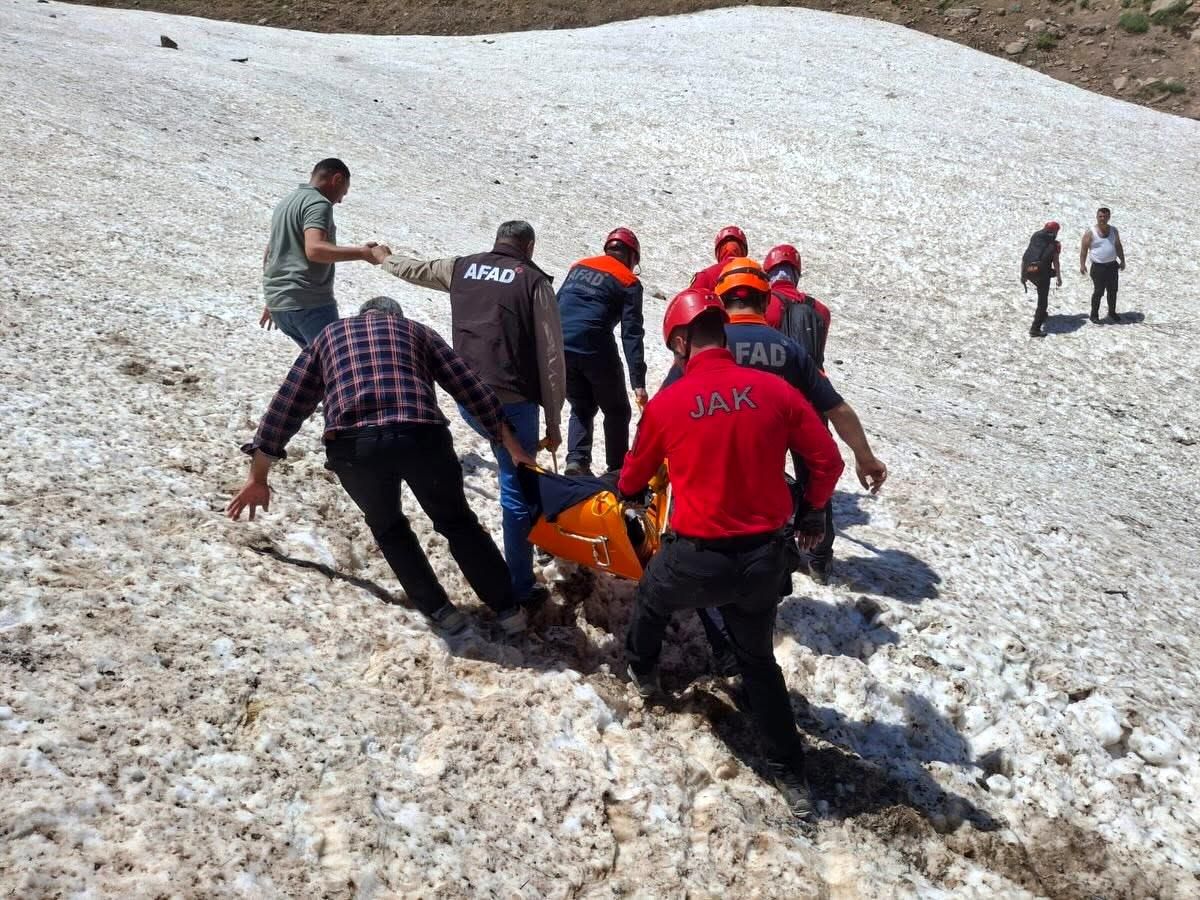 Helil Vadisi'nde ayağı kırılan vatandaş askeri helikopterle kurtarıldı