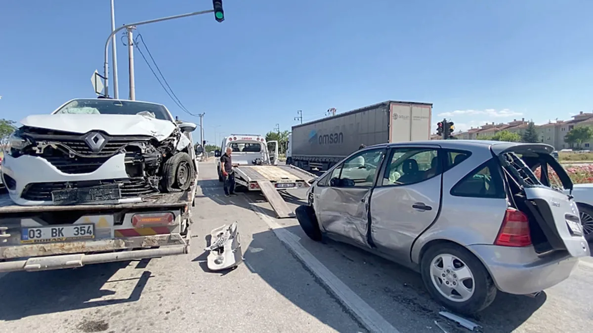 Afyonkarahisar'da feci kaza! 5 araç birbirine girdi: 4 yaralı
