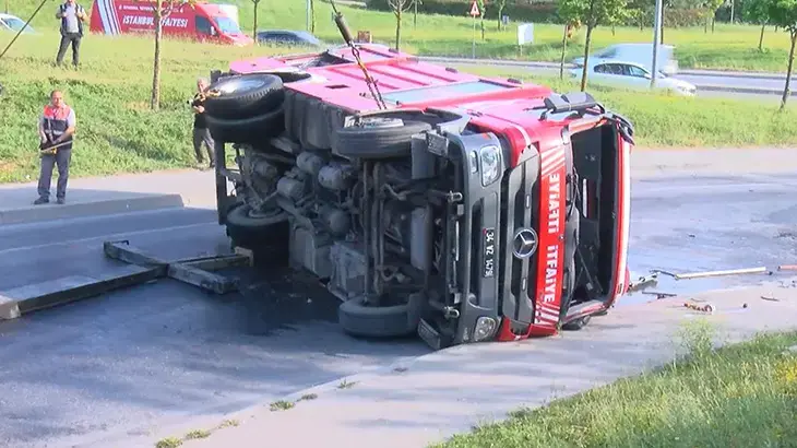 Esenler'de yangından dönen itfaiye aracı devrildi: 2 yaralı