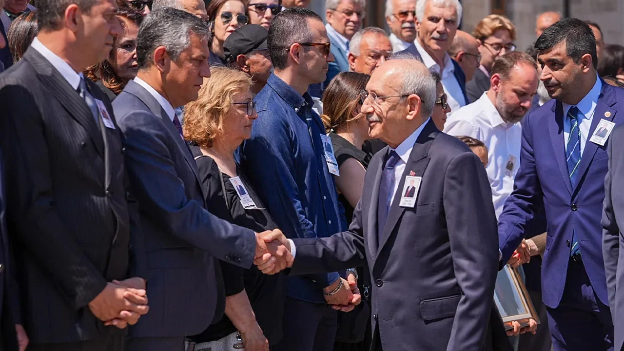 Kılıçdaroğlu ve Özgür Özel tokalaştı! Mutlak butlan sonrası ilk temas