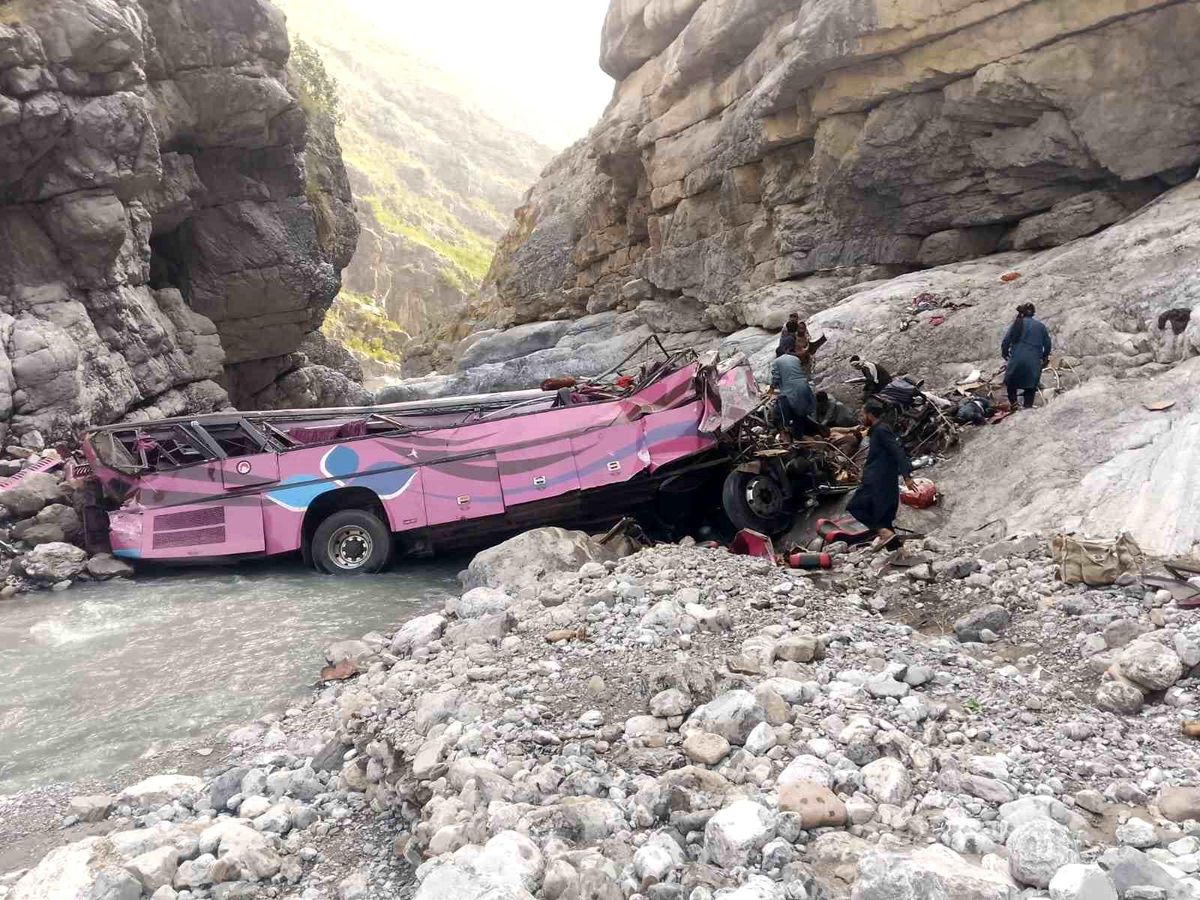 Pakistan'da yolcu otobüsü dev çukura uçtu: 40 ölü