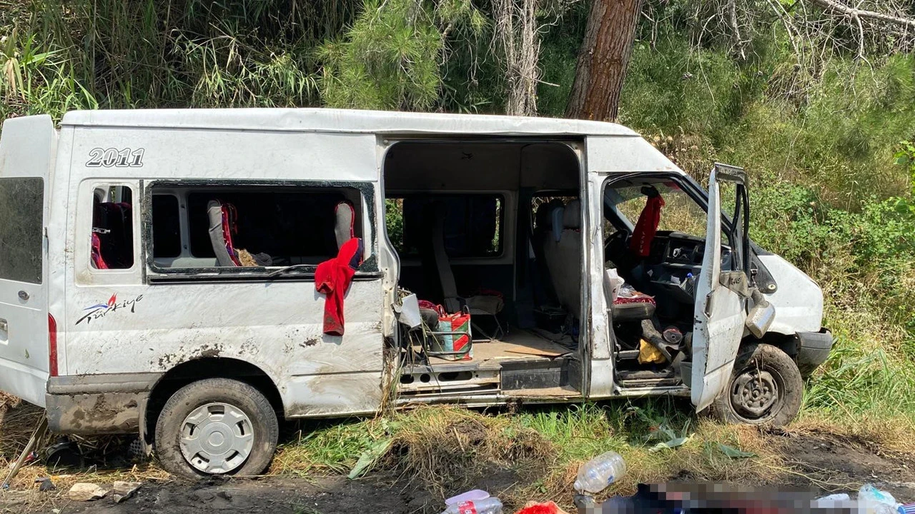 Tarla dönüşü facia: İşçi servisi yoldan çıktı: 1 Ölü 10 yaralı