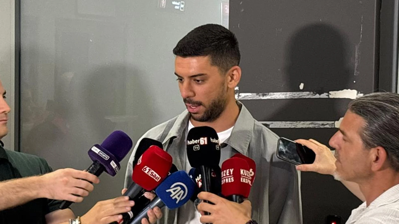 Trabzonspor'un yeni transferi Cenk Özkacar, kente geldi