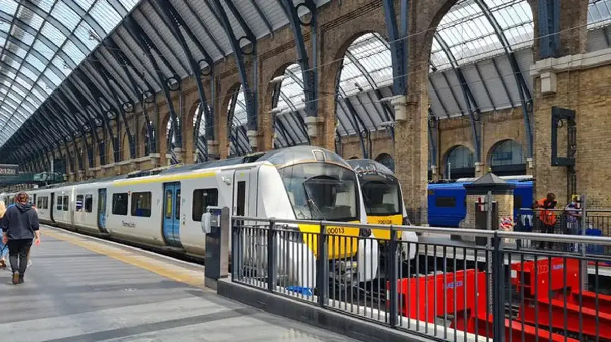 İngiltere’de iki yolcu treni çarpıştı: Tüm seferler durduruldu