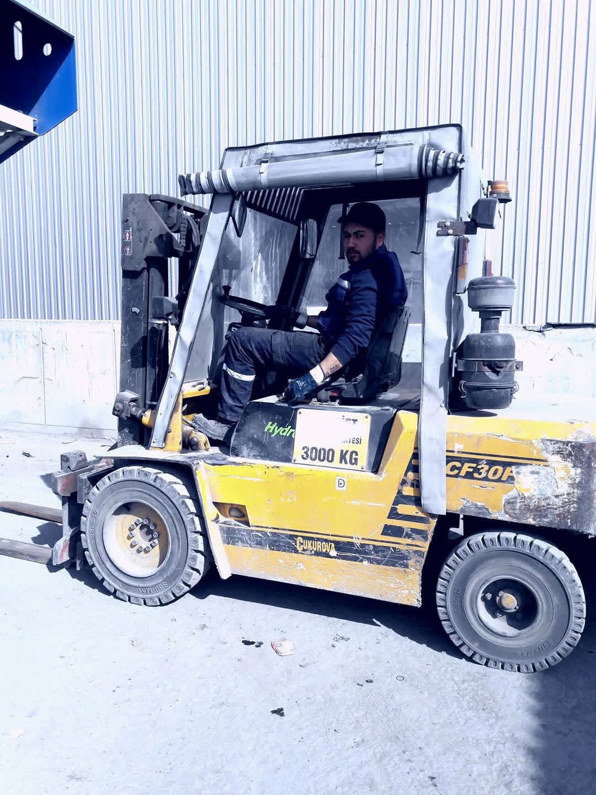 Şarampole yuvarlanan forkliftin altında kalan işçi hayatını kaybetti